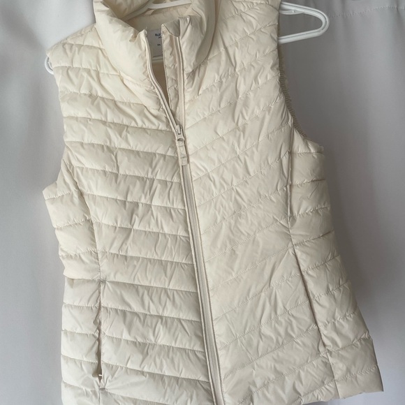 Old Navy Women's White Quilted puffer Vest size XS fits Small NWOT - Picture 2 of 4